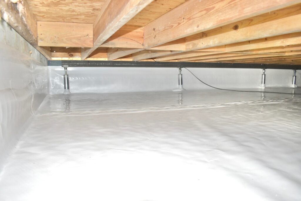 Sealed crawl space with adjustable steel support jacks under the main beam